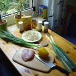 Ein Bild, das Tisch, drinnen, zugemüllt, Esstisch enthält. Automatisch generierte Beschreibung