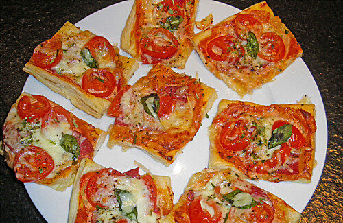 http://cdn.chefkoch.de/ck.de/rezepte/183/183200/326851-big-kleine-blaetterteig-pizzen.jpg